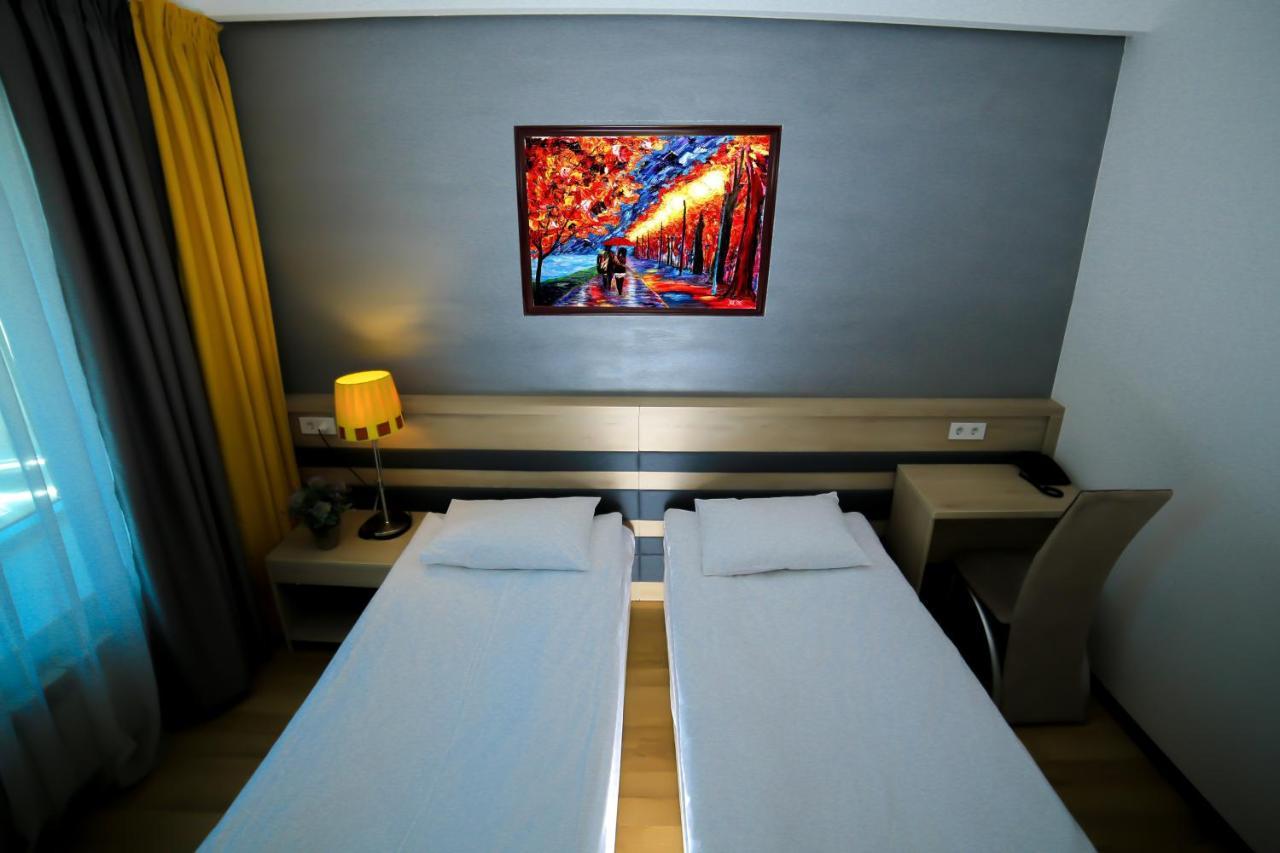 אלמטי Astra Hotel מראה חיצוני תמונה