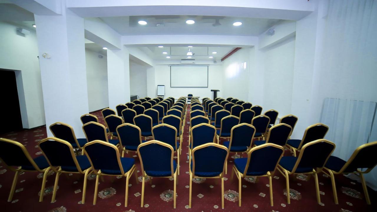 אלמטי Astra Hotel מראה חיצוני תמונה