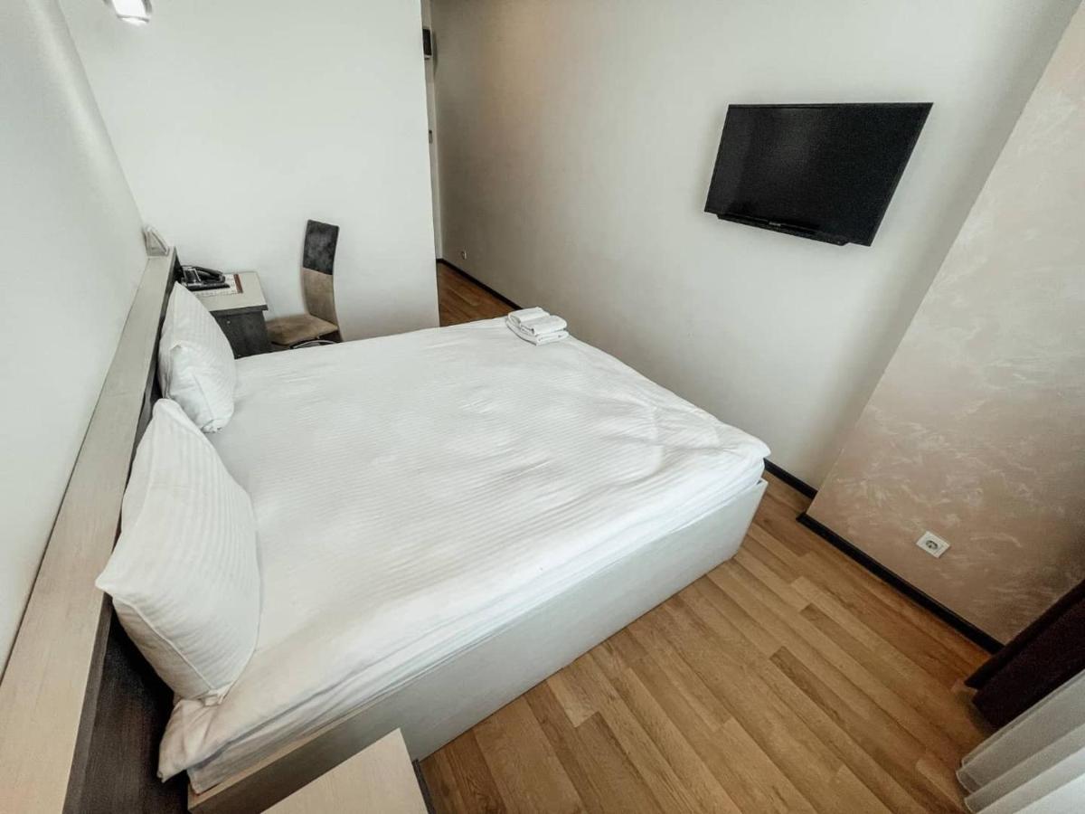 אלמטי Astra Hotel מראה חיצוני תמונה