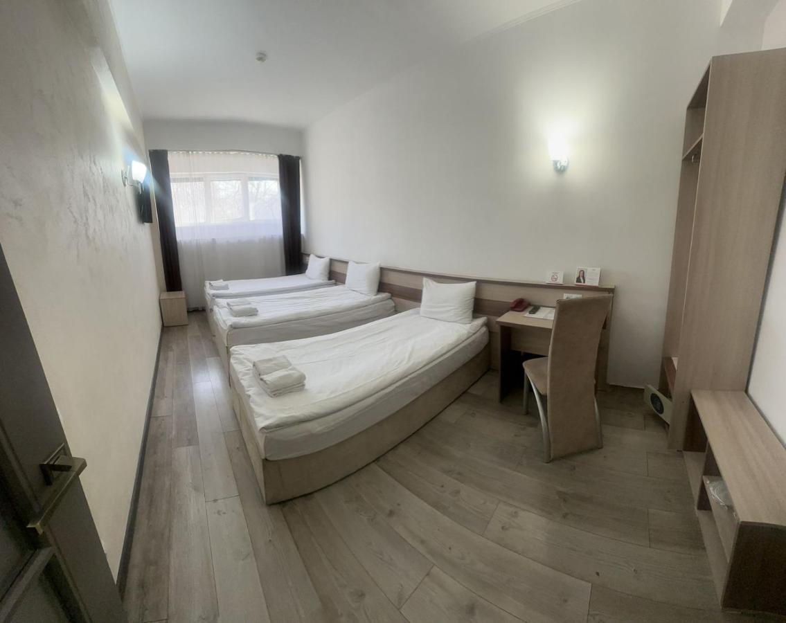 אלמטי Astra Hotel מראה חיצוני תמונה