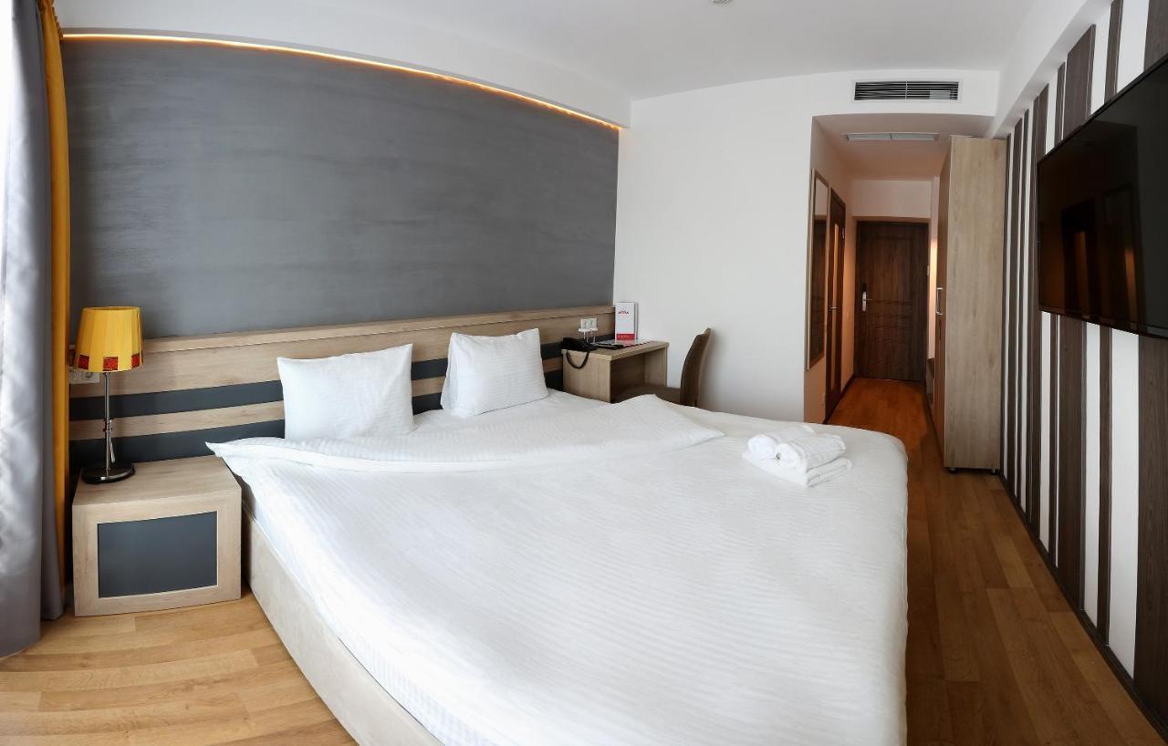 אלמטי Astra Hotel מראה חיצוני תמונה