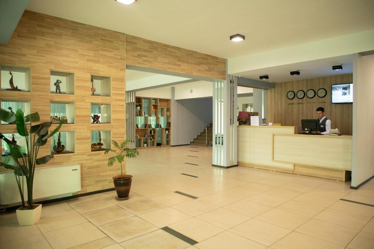 אלמטי Astra Hotel מראה חיצוני תמונה